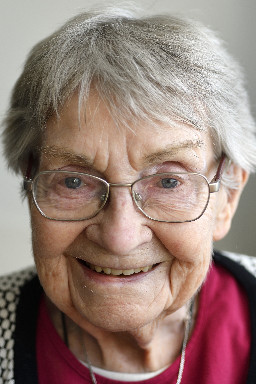 00 57 Annie Eisenberg 92 år